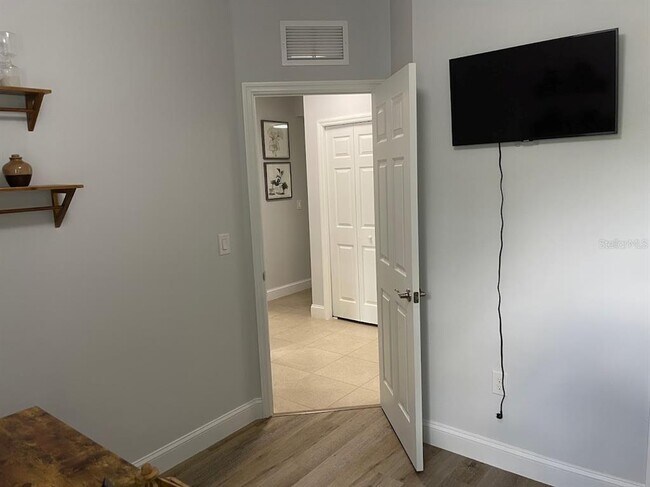 Building Photo - 690 Hadley Pl E