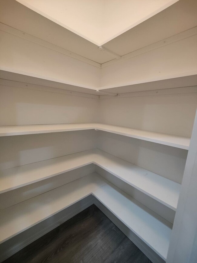 Building Photo - Spacious 3 bedroom 2.5 Bath Townhouse with...