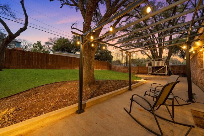 Building Photo - 5601 Westlawn Dr