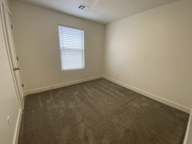 Building Photo - "Spacious 4-Bedroom Townhouse Retreat on S...