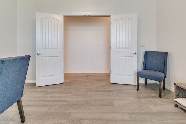 Building Photo - 3 Bed, 2 Bath Home with Bonus Office and  ...