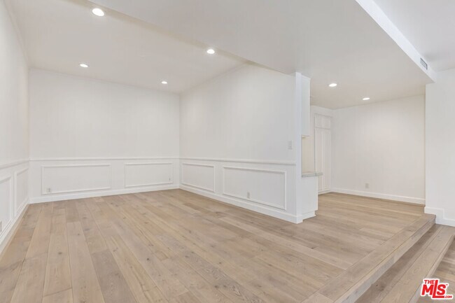 Building Photo - 133 S Oakhurst Dr