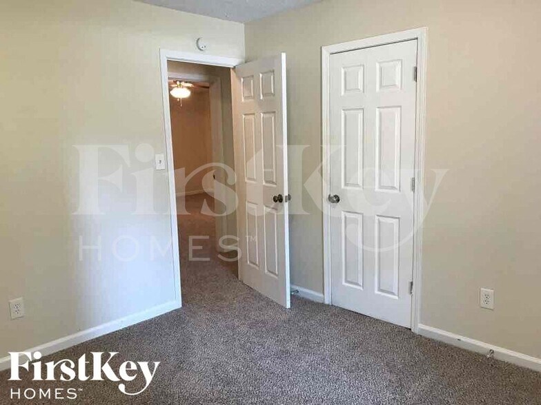 Building Photo - 5334 Memorial Ln SW