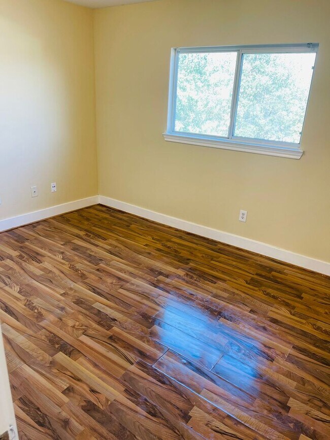 Building Photo - Beautiful House in family friendly community