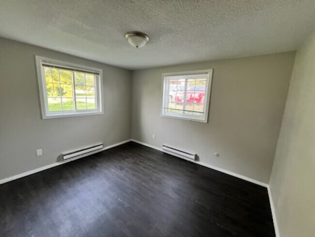 Building Photo - 302 Maple Ln