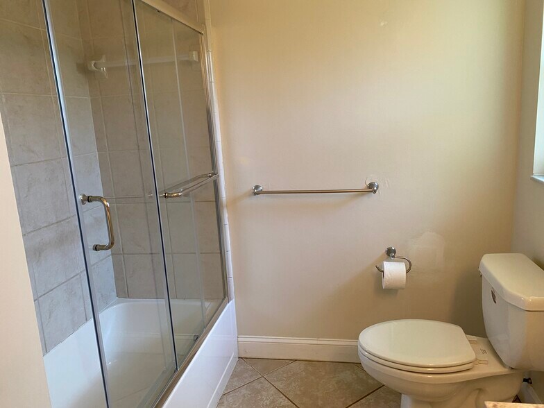 Guest bathroom - 5652 Eichen Cir