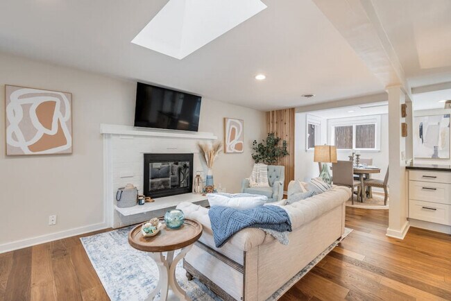 Building Photo - 6404 47th Ave SW