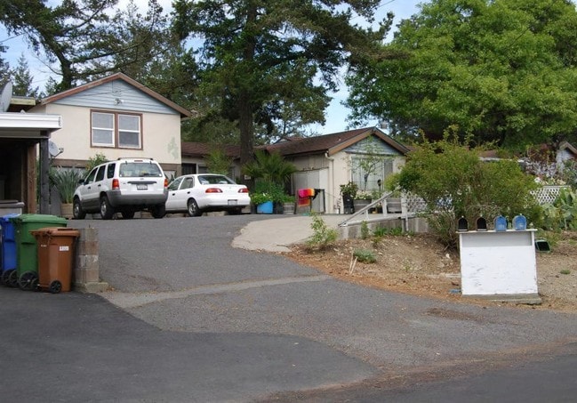 Building Photo - 210 Sky Oaks Dr