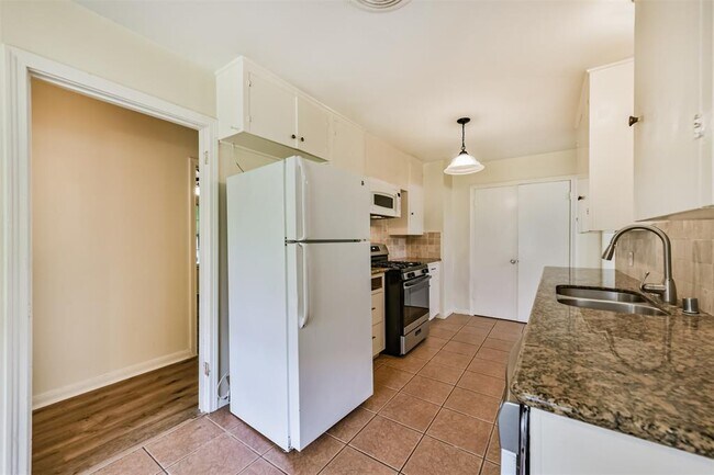 Building Photo - 3022 Broadmead Dr