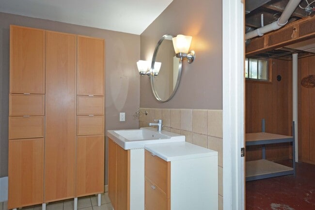 Building Photo - Beautiful 3-Bed 2-Bath Home Available In N...