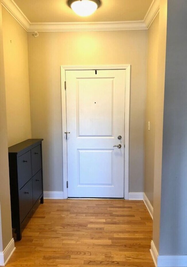 Building Photo - Top Floor Condo in Great Carmel Location!