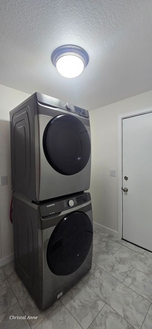 Building Photo - Updated 2 bedroom with a bonus room