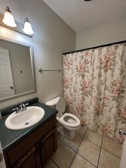 Building Photo - 201 Fountain Crest Dr