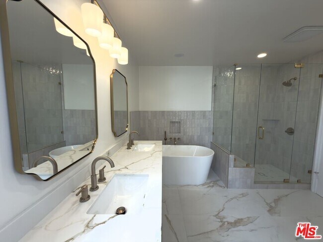 Building Photo - 378 S La Jolla Ave
