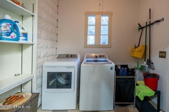 Building Photo - 440 E 6th St