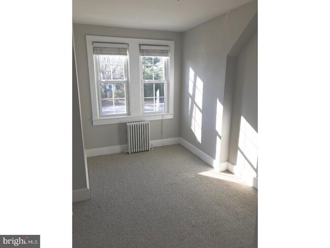 Building Photo - 902 Hughes Dr