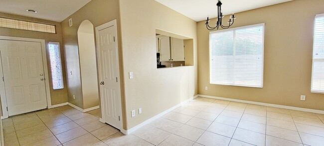 Building Photo - 3 Bedroom Home In Glendale!