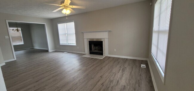Building Photo - Beautiful 3 Bedroom home w/BONUS ROOM!!