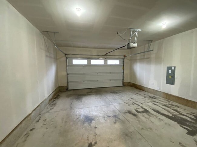 Building Photo - 3 Bedroom Beautiful Home Ready  For You!