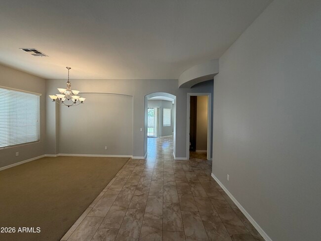 Building Photo - 2417 E Iris Dr