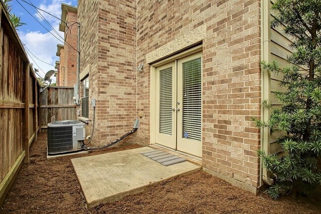 Building Photo - 2705 Rutland St