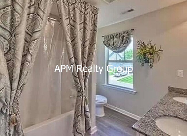 Building Photo - Desirable Chapin Living