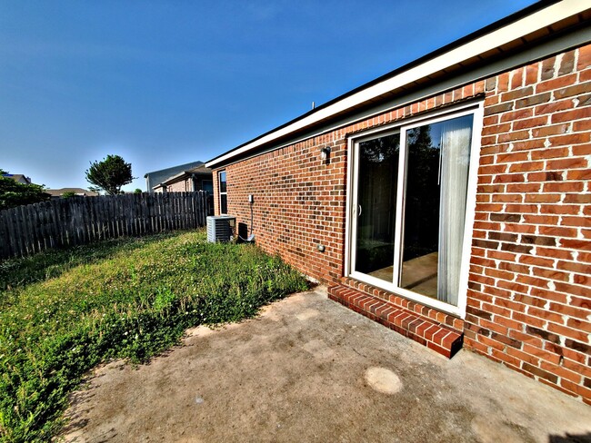 Building Photo - ***MOVE IN SPECIAL** Madison - 3 BR / 2 BA...