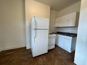 Building Photo - Cozy Two Bedroom Apartment! Great Oakland ...