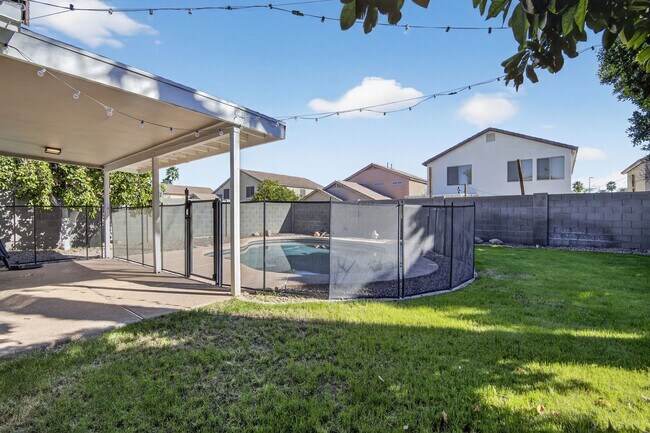 Building Photo - Gilbert Living with Private Pool