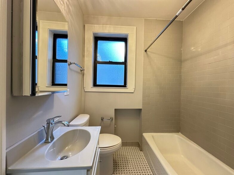 Building Photo - 817 W Lakeside Pl