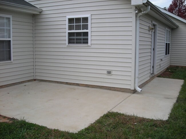 Building Photo - 101 Springwood Ln