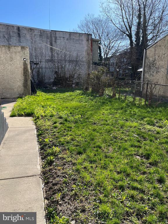 Building Photo - 933-35 Belmont Ave