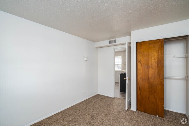 1BD, 1BA - 586SF - Bedroom - Park Lane Manor Apartments