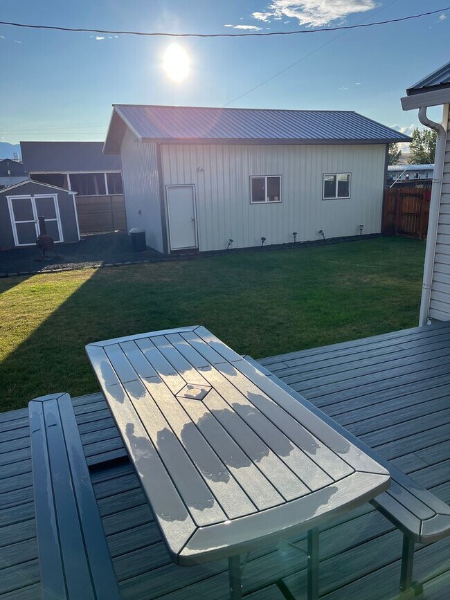 Building Photo - 3-bedroom 2 bath Corner Lot