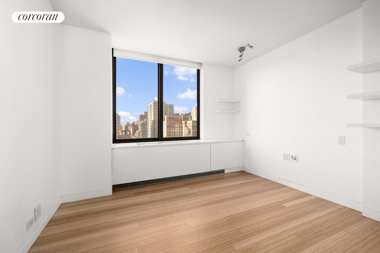 Building Photo - 300 E 85th St