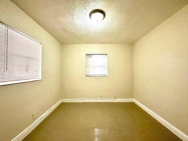 Building Photo - 525 NW 15th Terrace