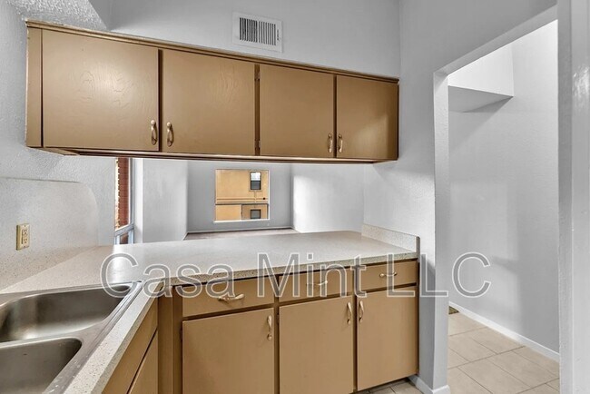 Building Photo - 803 Oakland St