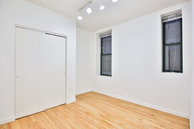 Building Photo - Nice Wicker Park 2 Bed. Big Bedrooms. All New. Close to the EL. Laundry. Free Internet. Patio Space.