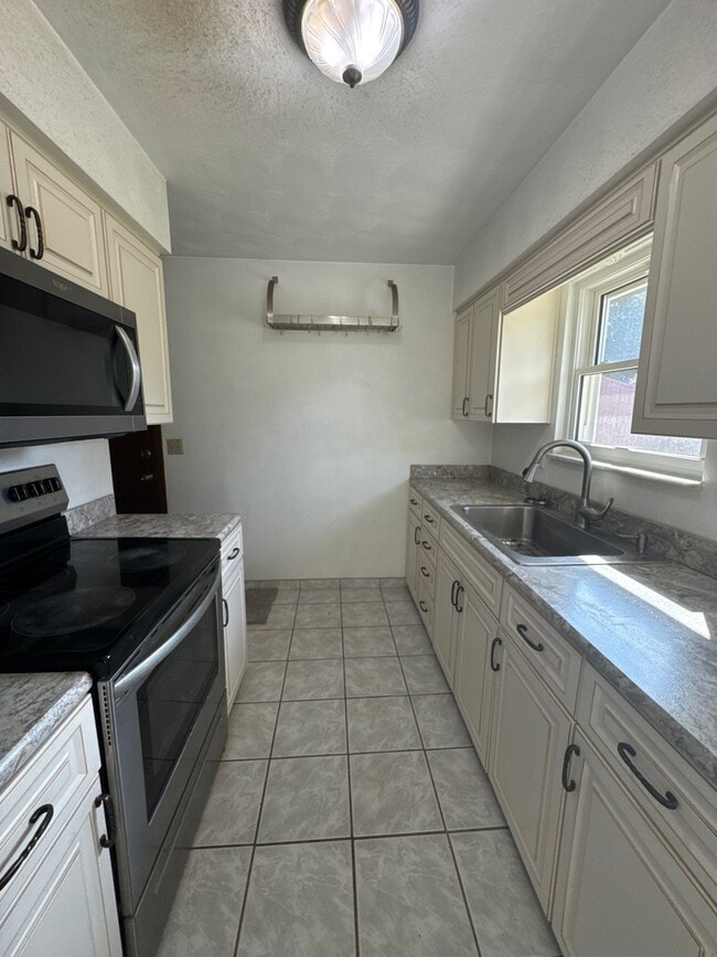 Building Photo - 1704 Twinbrook Dr