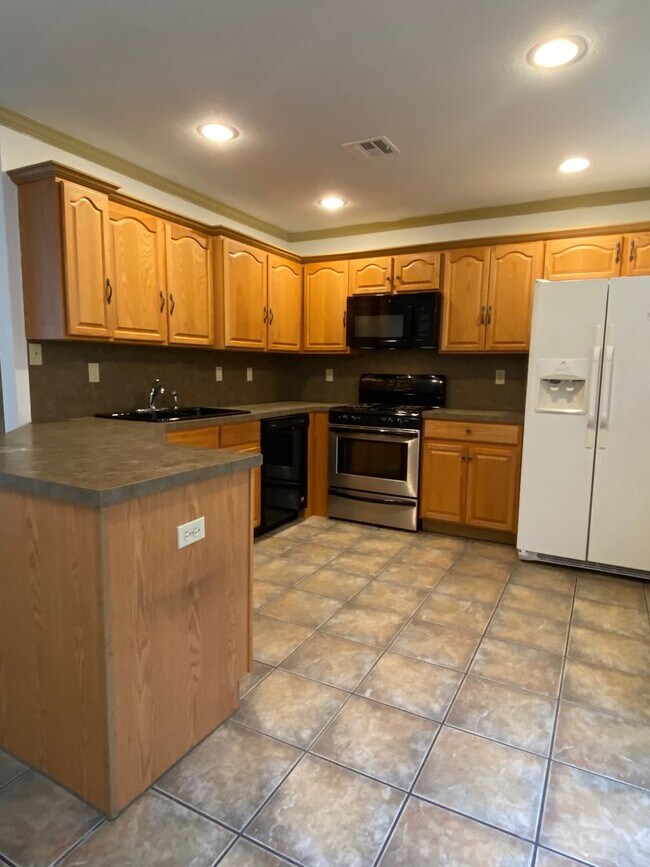 Building Photo - 4 Bedroom With Downstairs Master Bed