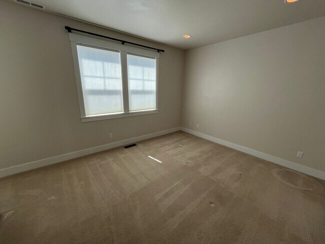Building Photo - Beautiful 3 Bed/2.5 Bath Home in NW Bend - Fields Street