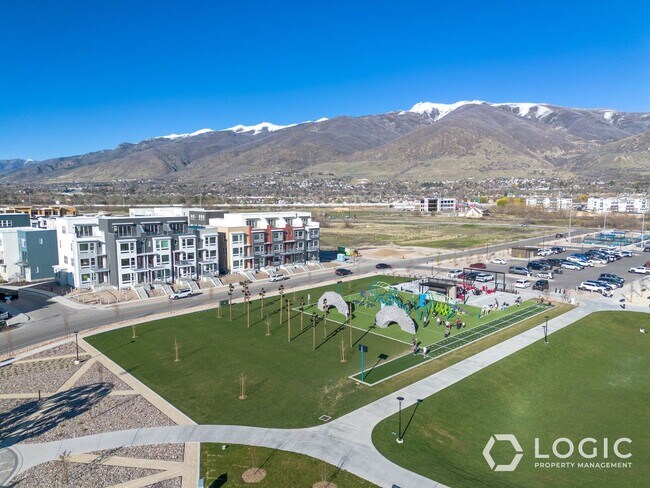 Building Photo - 1452 W Cook Ln