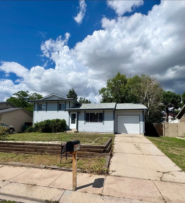 Primary Photo - Lovely 3 bedroom 2 bath in North Colorado Springs