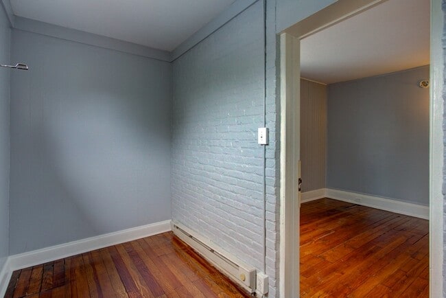 Building Photo - 593 N Plum St