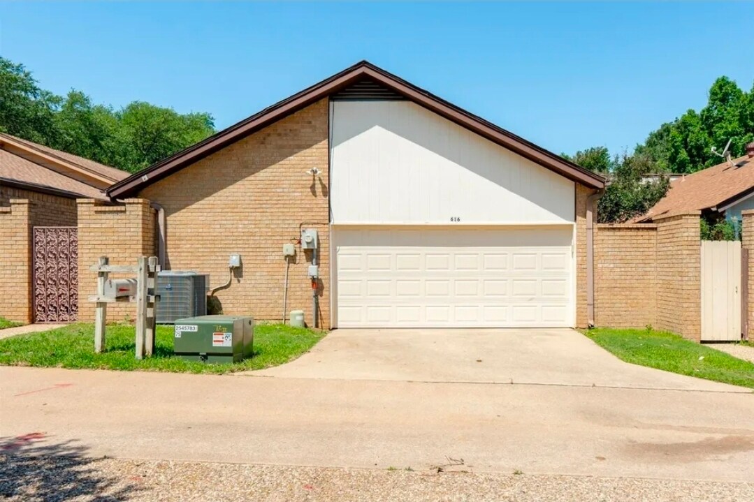 Building Photo - 616 Placid Cir