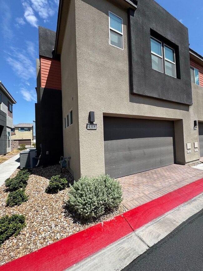Building Photo - Modern Furnished 3 Bedroom Townhome in Pri...