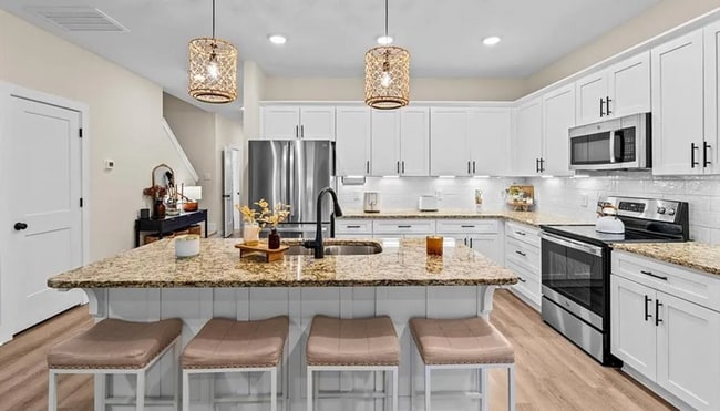 Building Photo - Like new modern maintenance free 3 bedroom 2.5 bath townhouse in Greensboro. Lawn care included.