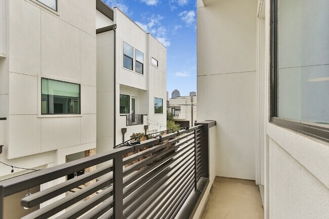 Building Photo - 1814 Bingham St