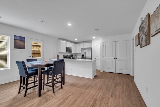 Building Photo - 4154 Saltillo Lakes Dr