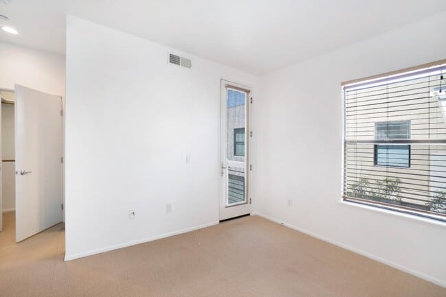 Building Photo - 153 City Limits Cir